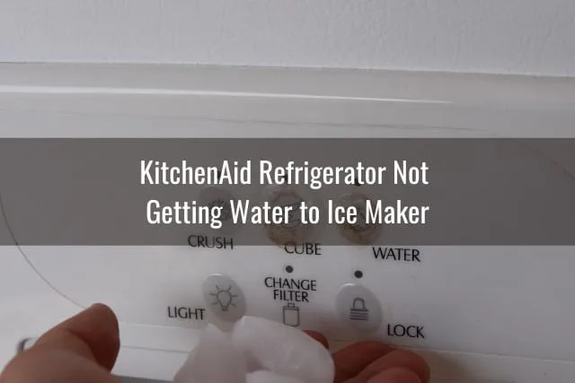 Holding ice in ice dispenser